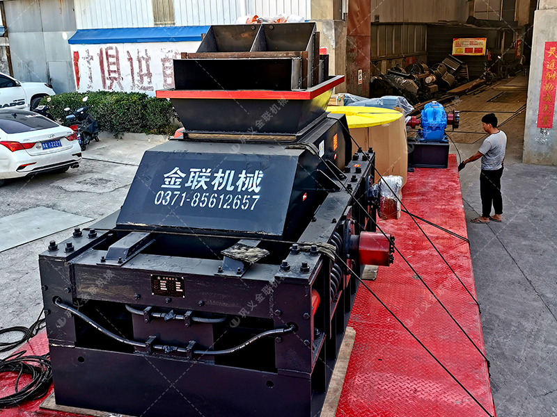 2PG1200x800半自動(dòng)液壓對輥破碎機(jī) 大型破碎機(jī)發(fā)貨